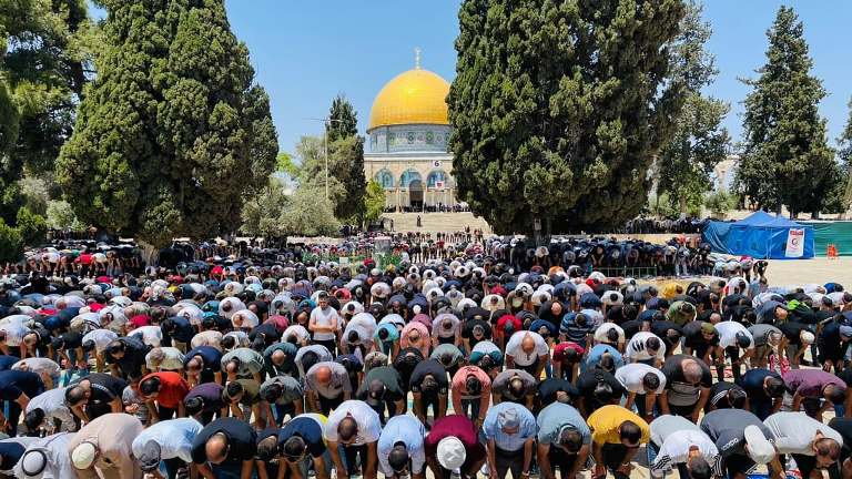 50 ألفا يؤدون صلاة الجمعة بالمسجد الأقصى رغم قيود الاحتلال الإسرائيلي