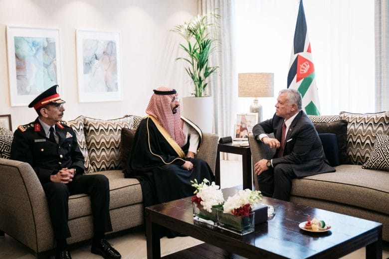 الملك يلتقي وزير الدفاع الكويتي ووزير الحرس الوطني السعودي