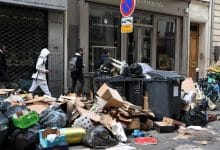 اكوام من النفايات تغمر شوارع باريس