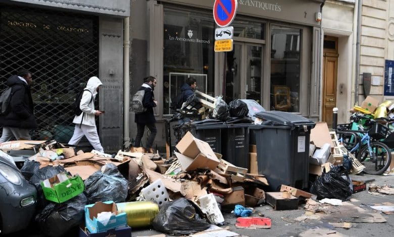 اكوام من النفايات تغمر شوارع باريس