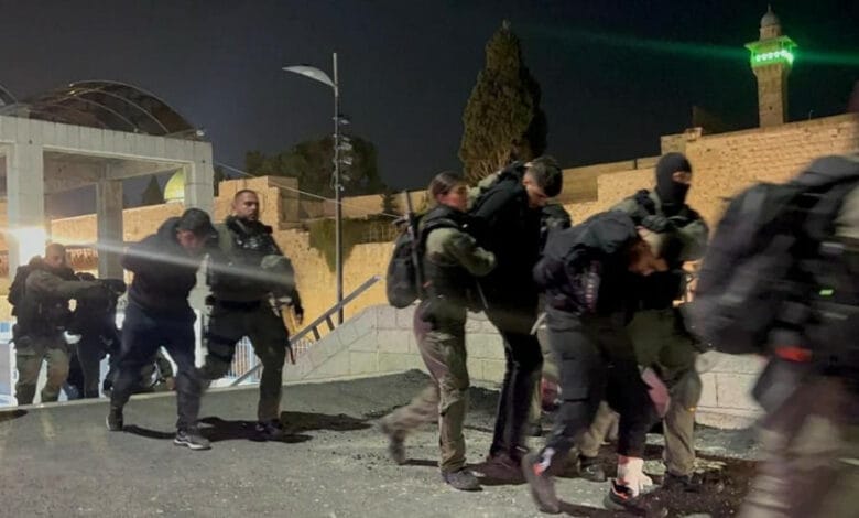 قوات الاحتلال تعتقل فلسطينين من المسجد الاقصى