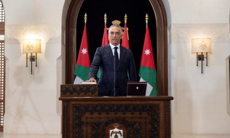 وزير السياحة مكرم القيسي يؤدي اليمين امام جلالة الملك